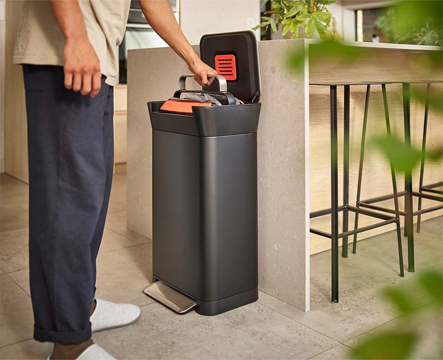 [hidden] [lifestyle] Titan 30L Trash Compactor - 30144 - Image 2