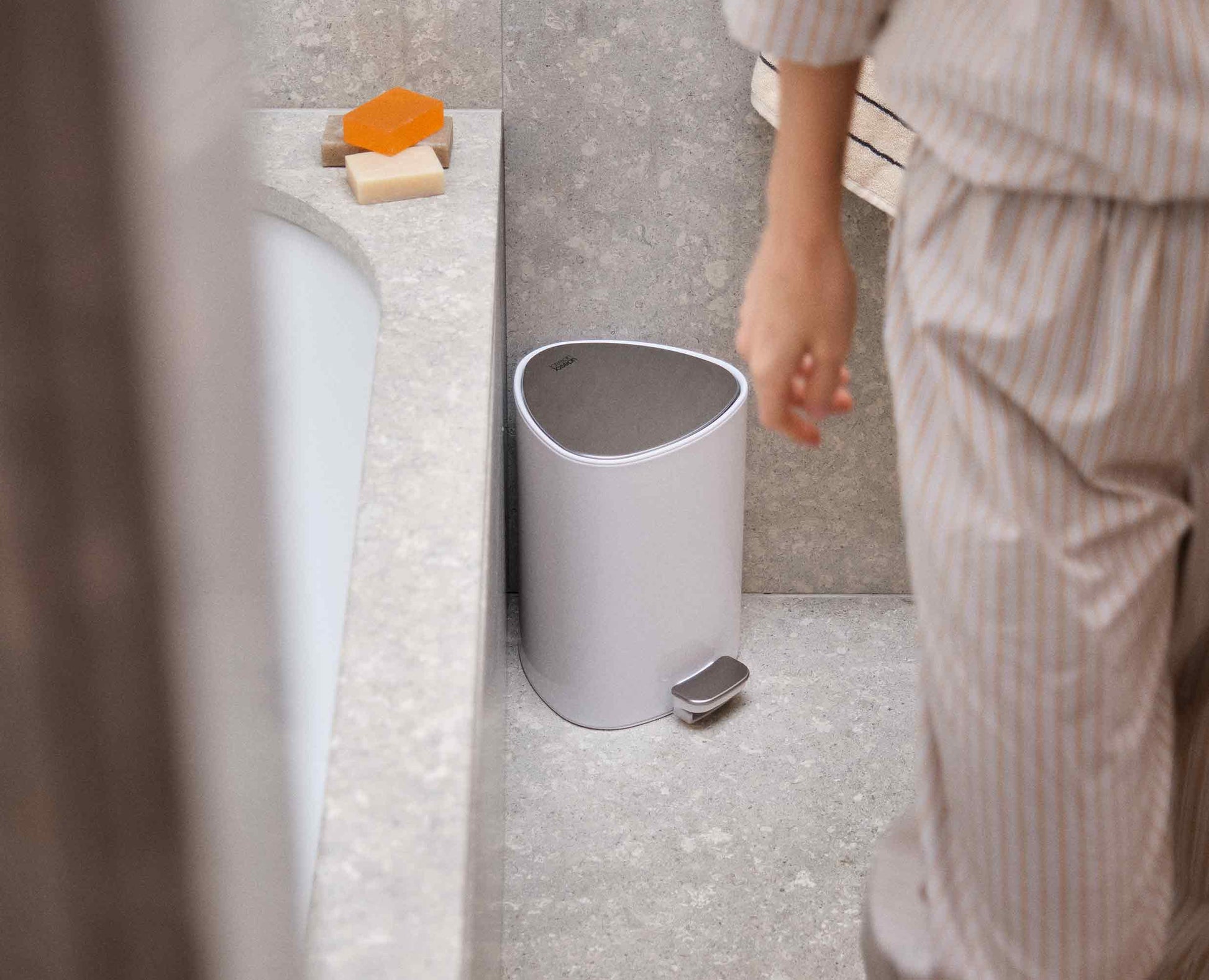 [half-width] EasyStore™ 5L Gloss White Bathroom Bin Starter Set