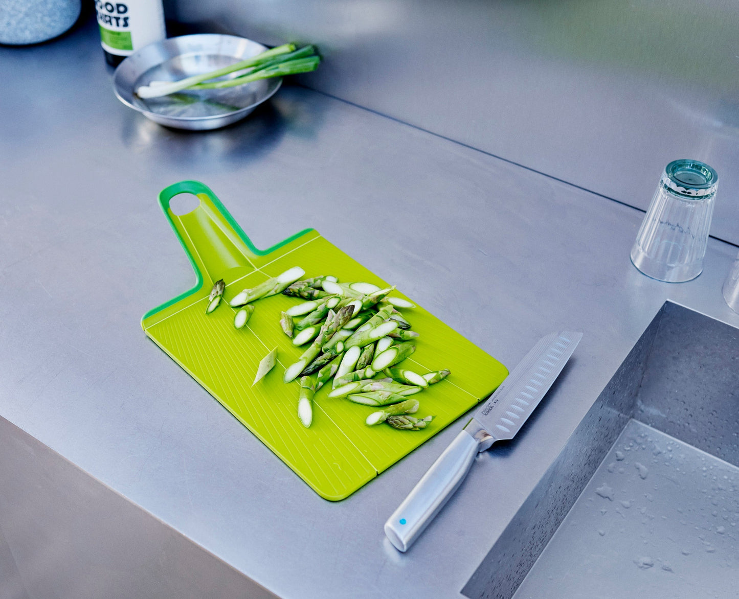 [hidden] [lifestyle] Chop2Pot™ Plus Folding Chopping Board - Green - Image 1