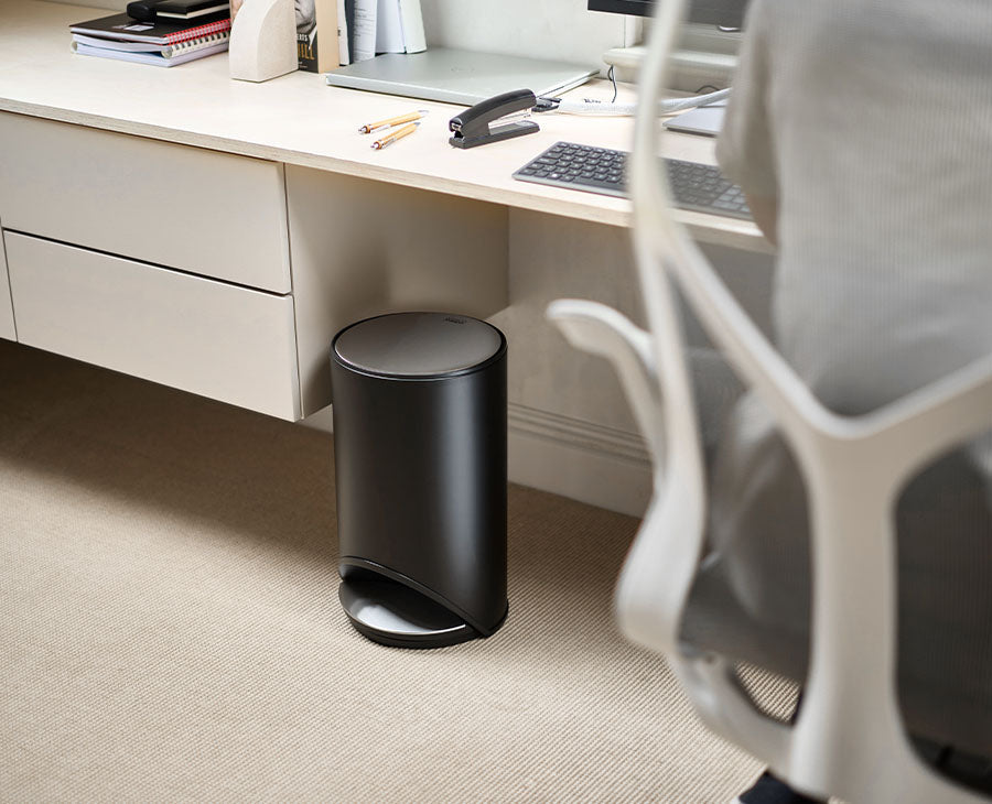 [hidden] [lifestyle] Arc™ 10L Easy-push Matt Black Pedal Bin - 30151 - Image 2
